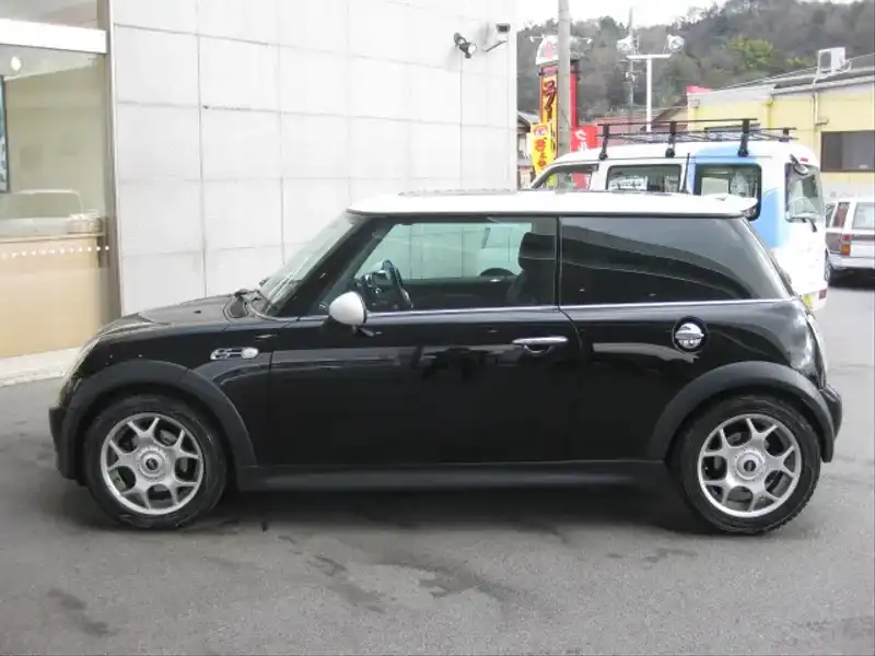 カタログ画像：ＭＩＮＩ（MINI） クーパーＳ 2002年3月 GH-RE16 1600cc ブラック 燃費11.6km / l  外装