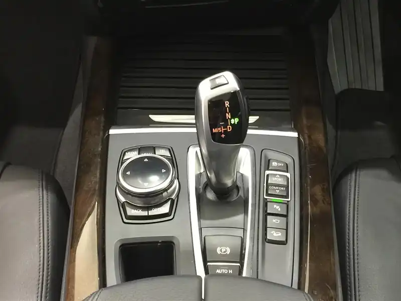 カタログ画像：Ｘ５（X5） ｘＤｒｉｖｅ ３５ｉ ｘライン サード・ロー・シート装着車 2017年10月 DBA-KR30 3000cc アルピン・ホワイトIII（ソリッド・カラー） 燃費10.3km / l 内装