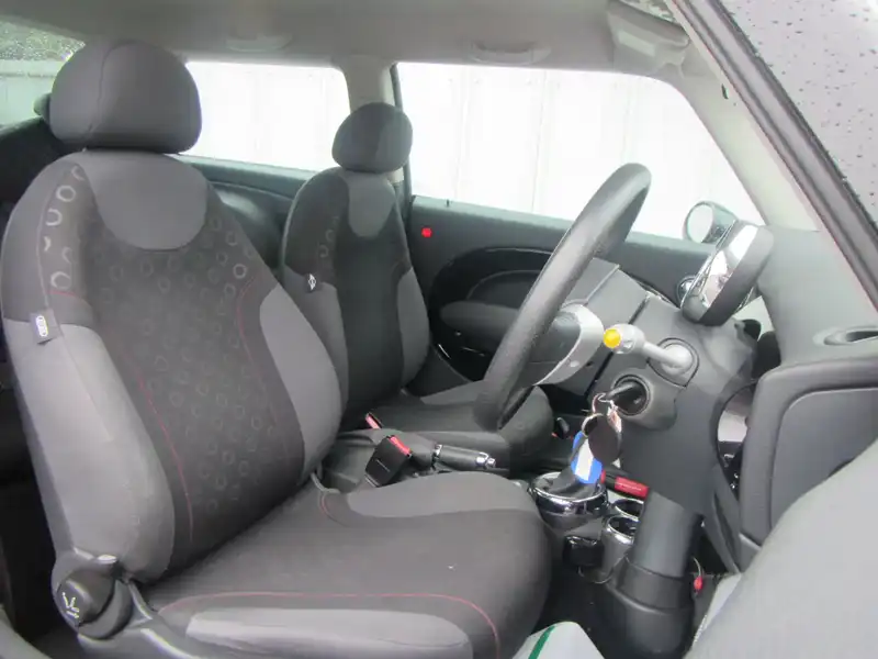 カタログ画像：ＭＩＮＩ（MINI） ワン セブン 2006年2月 GH-RA16 1600cc ソーラー・レッド（メタリック）orチリ・レッド（ソリッド） 燃費14.0km / l  内装