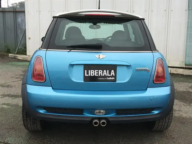 カタログ画像：ＭＩＮＩ（MINI） クーパーＳ 2002年3月 GH-RE16 1600cc エレクトリック・ブルー 燃費11.6km / l  バック