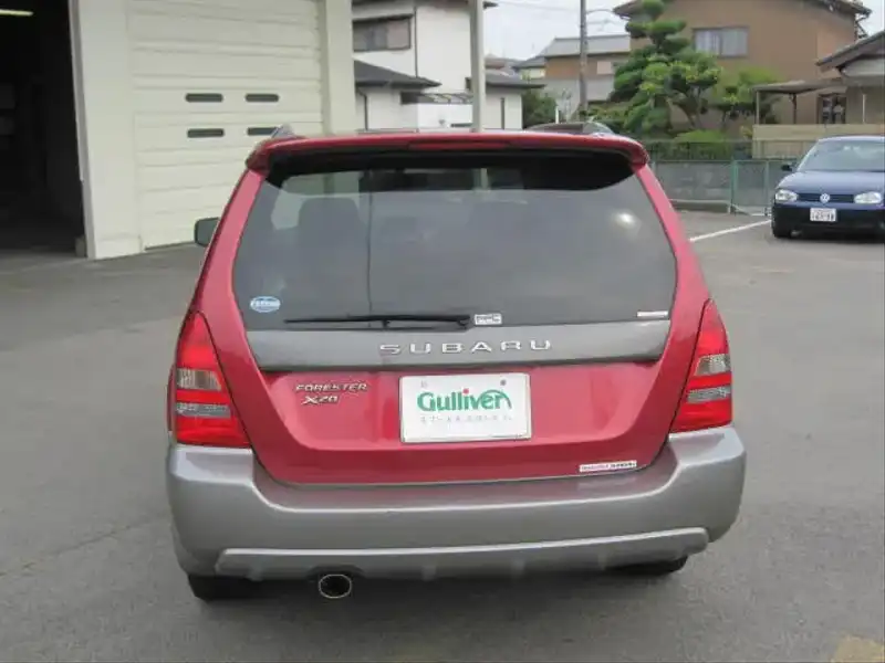 カタログ画像：フォレスター（FORESTER） Ｘ２０ Ｌ．Ｌ．Ｂｅａｎエディション 2004年4月 TA-SG5 2000cc コアレッド・メタリック／カーボングレー・メタリック 燃費13.6km / l  バック