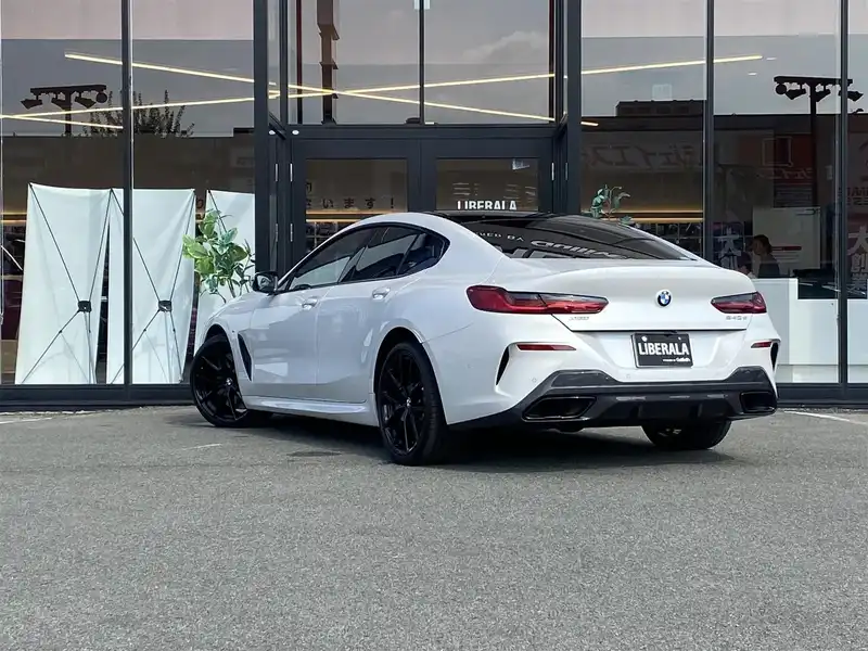 カタログ画像：８シリーズ（8 SERIES） Ｍ８５０ｉ ｘＤｒｉｖｅ グランクーペ 2022年3月 3BA-GV44 4400cc アルピン・ホワイト（ソリッド・カラー） 外装