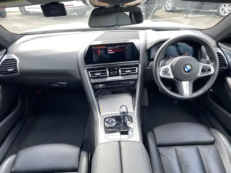 カタログ画像：８シリーズ（8 SERIES） Ｍ８５０ｉ ｘＤｒｉｖｅ グランクーペ 2022年3月 3BA-GV44 4400cc アルピン・ホワイト（ソリッド・カラー） フロント