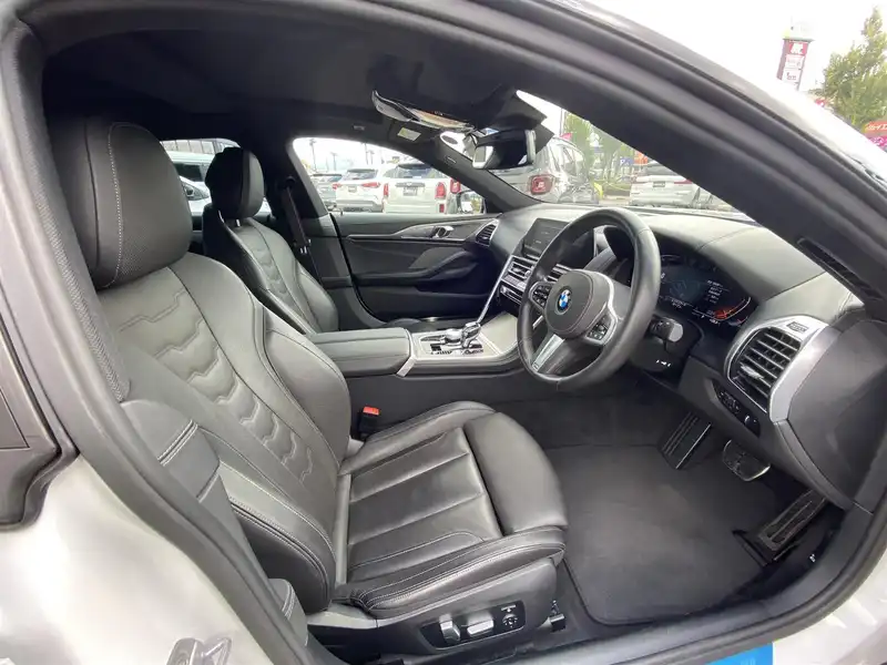 カタログ画像：８シリーズ（8 SERIES） Ｍ８５０ｉ ｘＤｒｉｖｅ グランクーペ 2022年3月 3BA-GV44 4400cc アルピン・ホワイト（ソリッド・カラー） フロント