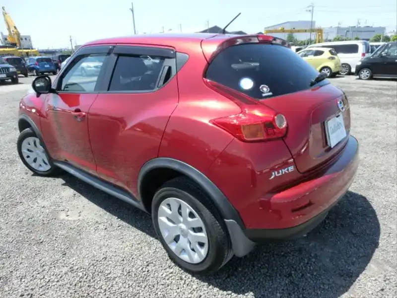 カタログ画像：ジューク（JUKE） １５ＲＸ タイプＶ 2014年4月 DBA-YF15 1500cc ラディアントレッド（ＰＭ）orパッションレッド 燃費18.0km / l バック