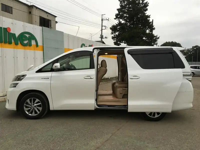 カタログ画像：ヴェルファイアハイブリッド（VELLFIRE HYBRID） ハイブリッドＸ サイドリフトアップシート装着車 2014年4月 DAA-ATH20W 2400cc ホワイトパールクリスタルシャイン 燃費16.2km / l 外装