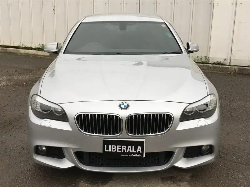 カタログ画像：５シリーズ（5 SERIES） ５２８ｉ Ｍスポーツパッケージ 2010年3月 DBA-FR30 3000cc チタン・シルバー・メタリック 燃費10.4km / l フロント