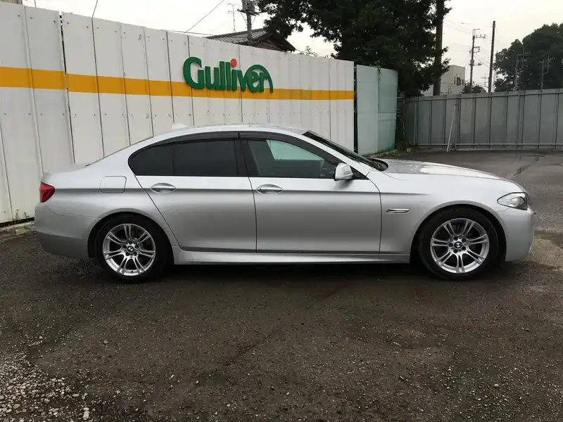 カタログ画像：５シリーズ（5 SERIES） ５２８ｉ Ｍスポーツパッケージ 2010年3月 DBA-FR30 3000cc チタン・シルバー・メタリック 燃費10.4km / l 外装