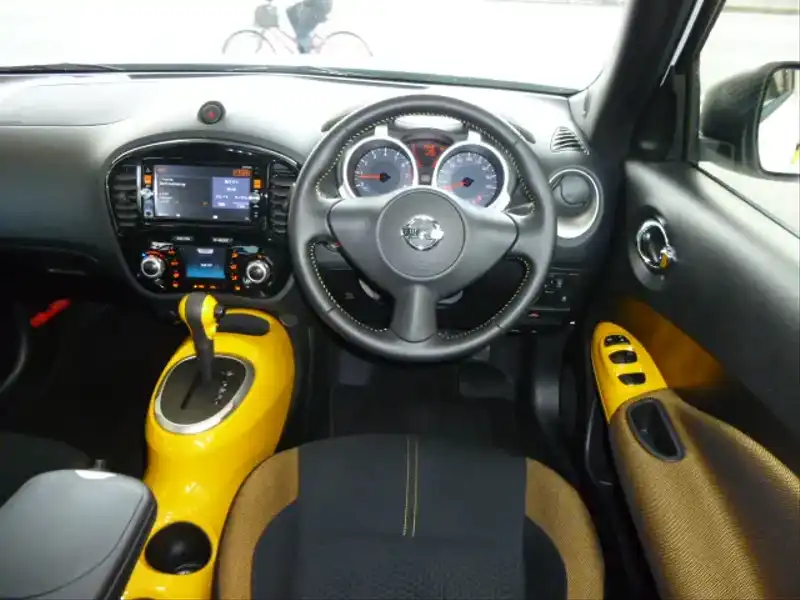 カタログ画像：ジューク（JUKE） １５ＲＸ パーソナライゼーション 2014年7月 DBA-YF15 1500cc ブリリアントホワイトパール（３Ｐ） 燃費18.0km / l 内装