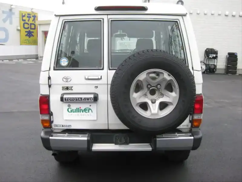 カタログ画像：ランドクルーザー７０（LAND CRUISER 70） ＺＸ ２ドア（ＦＲＰ） 2001年8月 KG-HZJ74K 4200cc ホワイト バック