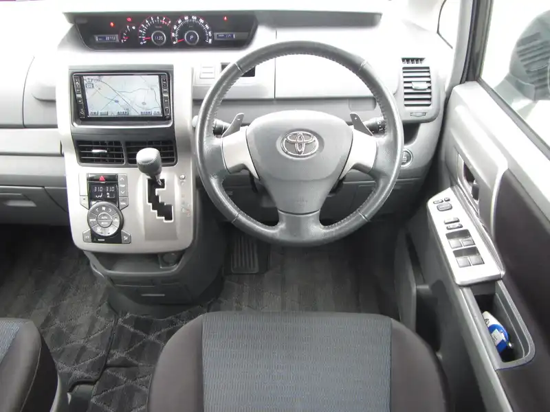 10041838 | カタログ画像：ヴォクシー（VOXY） ＺＳ サイドリフトアップシート装着車 2007年6月 DBA-ZRR70W 2000cc ブラック 内装