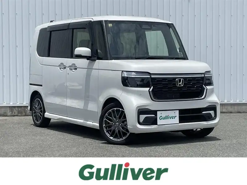 カタログ画像：Ｎ－ＢＯＸカスタム（N-BOX CUSTOM） ターボコーディネートスタイル（モノトーン） 2023年10月 6BA-JF5 660cc プラチナホワイト・パール 燃費20.3km / l メイン