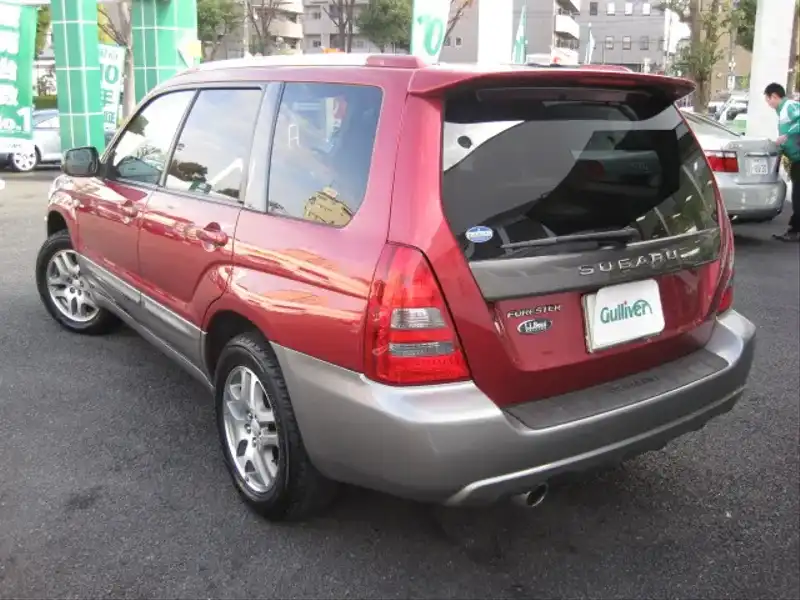 カタログ画像：フォレスター（FORESTER） ＸＴ Ｌ．Ｌ．Ｂｅａｎエディション 2004年2月 TA-SG5 2000cc コアレッド・メタリック／カーボングレー・メタリック 燃費13.0km / l  バック