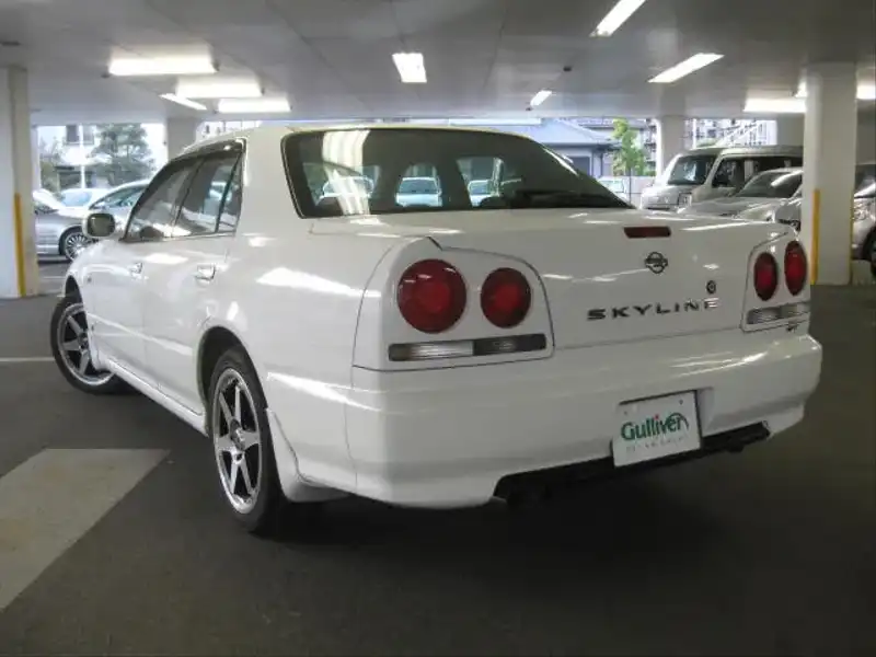 カタログ画像：スカイライン（SKYLINE） ＧＴスペシャルエディション 1999年2月 GF-HR34 2000cc ホワイト 燃費11.4km / l  バック