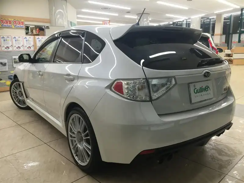 カタログ画像：インプレッサ（IMPREZA） ＷＲＸ ＳＴＩ Ａライン 2009年2月 CBA-GRF 2500cc サテンホワイト・パール 燃費10.0km / l  バック