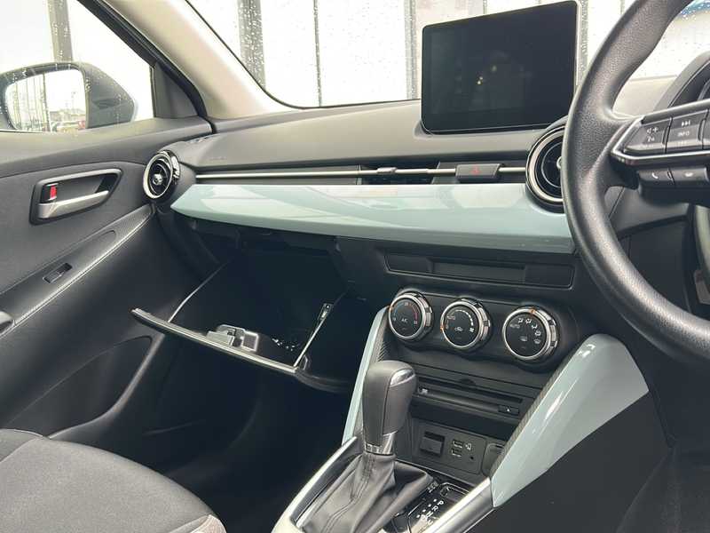 カタログ画像：ＭＡＺＤＡ２（MAZDA2） １５ ＢＤ 2023年3月 5BA-DJLAS 1500cc エアストリームブルーメタリック 燃費18.1km / l 内装