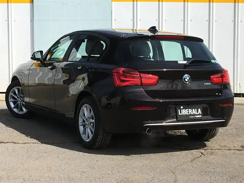 カタログ画像：１シリーズ（1 SERIES） １１８ｉ スタイル 2015年5月 DBA-1A16 1600cc ブラック・サファイア（メタリック・カラー） 燃費16.6km / l バック