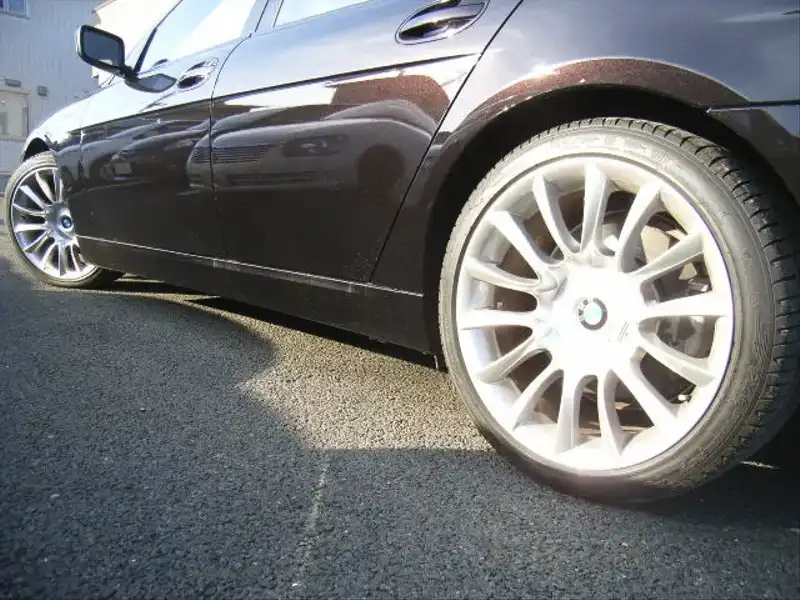 カタログ画像：７シリーズ（7 SERIES） ７４０ｉ ダイナミック・スポーツ・エディション 2008年5月 ABA-HL40 4000cc ルビー・ブラック 燃費7.7km / l  タイヤ