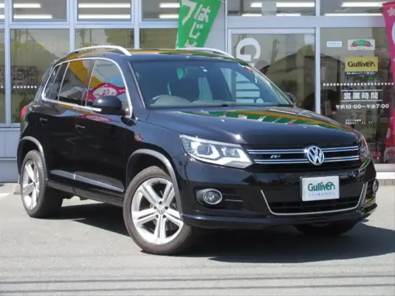 カタログ画像：ティグアン（TIGUAN） ＴＳＩ ブルーモーションテクノロジー Ｒラインパッケージ 2012年11月 DBA-5NCTH 1400cc ディープブラックパールエフェクト 燃費14.6km / l メイン