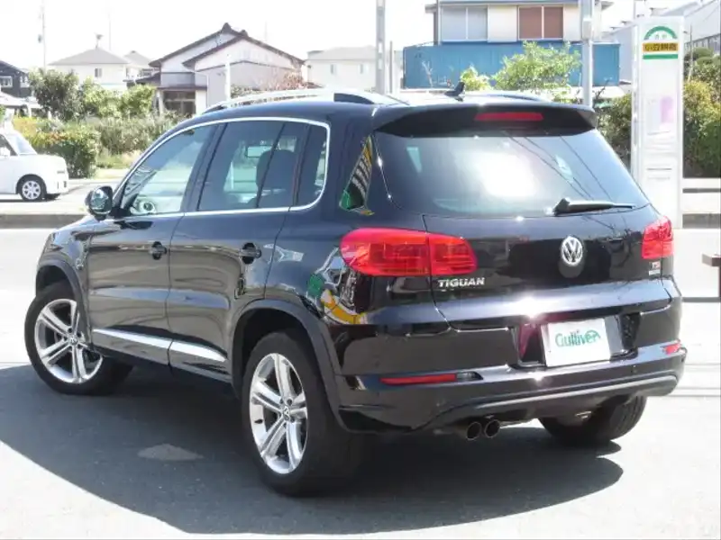 カタログ画像：ティグアン（TIGUAN） ＴＳＩ ブルーモーションテクノロジー Ｒラインパッケージ 2012年11月 DBA-5NCTH 1400cc ディープブラックパールエフェクト 燃費14.6km / l バック