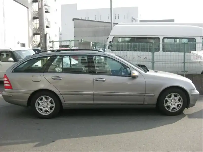 カタログ画像：Ｃクラスステーションワゴン（C-CLASS STATIONWAGON） Ｃ２００コンプレッサー ステーションワゴン 2004年6月 GH-203242 1800cc キューバナイトシルバーorブリリアントシルバー 燃費10.6km / l  外装