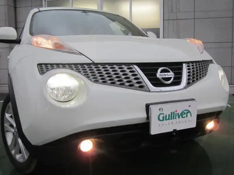 カタログ画像：ジューク（JUKE） １５ＲＸ アーバンセレクション 2012年6月 DBA-YF15 1500cc ブリリアントホワイトパール（３Ｐ） 燃費17.2km / l フロント