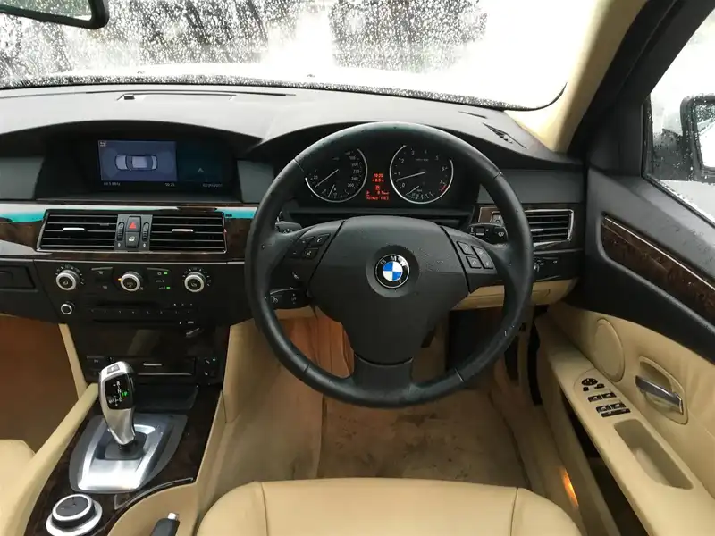 カタログ画像：５シリーズ（5 SERIES） ５３０ｉ 2007年6月 ABA-NU30 3000cc アルピン・ホワイトⅢ 燃費9.4km / l  内装