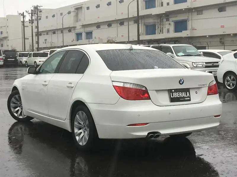 カタログ画像：５シリーズ（5 SERIES） ５３０ｉ 2007年6月 ABA-NU30 3000cc アルピン・ホワイトⅢ 燃費9.4km / l  バック