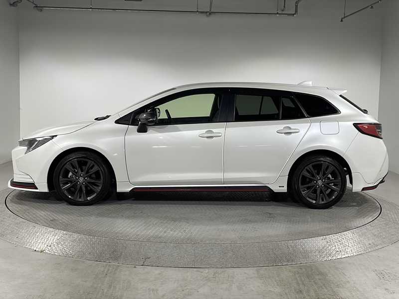 カタログ画像：カローラツーリング（COROLLA TOURING） ハイブリッド Ｇ 2024年4月 6AA-ZWE219W 1800cc プラチナホワイトパールマイカorアティチュードブラックマイカ×プラチナホワイトパールマイカ 燃費29.3km / l 外装