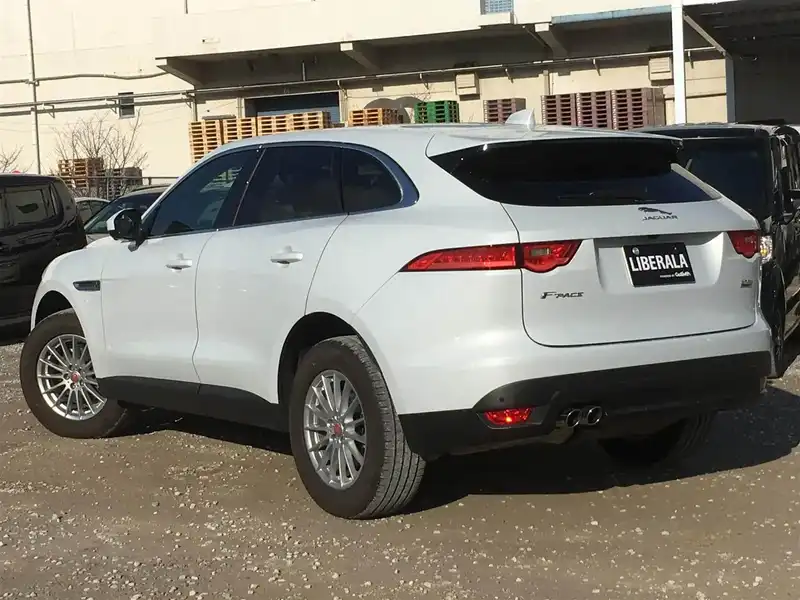 カタログ画像：Ｆペイス（F-PACE） プレステージ 2017年12月 LDA-DC2NA 2000cc フジホワイト（ソリッド） 燃費15.8km / l バック