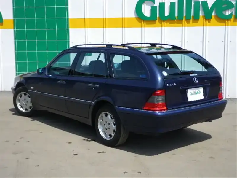 カタログ画像：Ｃクラスステーションワゴン（C-CLASS STATIONWAGON） Ｃ２４０ ステーションワゴン 1997年8月 E-202086 2400cc アズライトブルー 燃費8.6km / l  バック