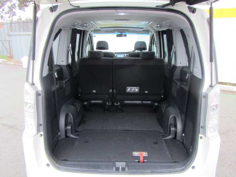 カタログ画像：ステップワゴンスパーダ（STEPWAGON SPADA） Ｚ ＨＤＤナビエディション 2011年8月 DBA-RK5 2000cc プレミアムホワイト・パール 燃費13.2km / l 内装