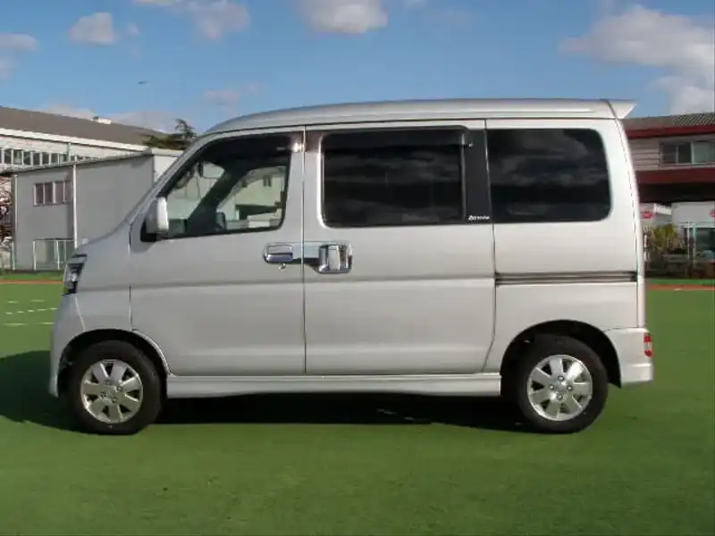 カタログ画像：アトレーワゴン（ATRAI WAGON） カスタムターボＲ 2006年11月 TA-S320G 660cc ファインシルバーメタリック 燃費14.6km / l  外装