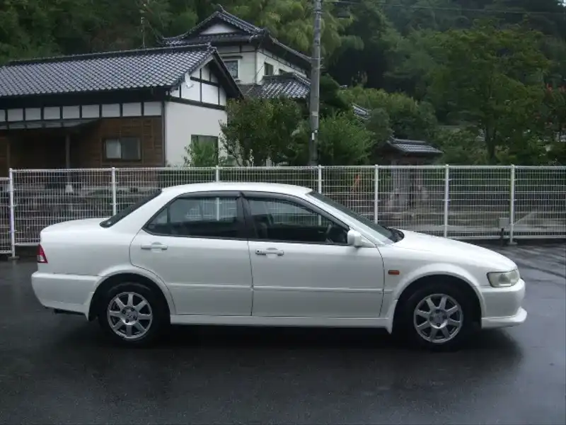 カタログ画像：アコード（ACCORD） プレミアムエディション 2002年5月 LA-CL3 2000cc タフタホワイト 燃費13.8km / l  外装