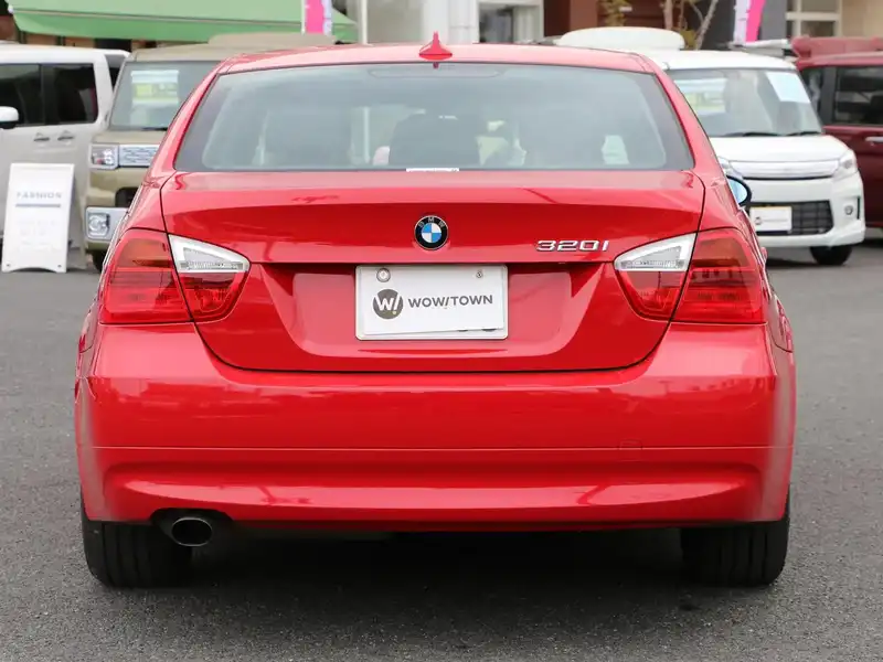 カタログ画像：３シリーズ（3 SERIES） ３２０ｉ 2010年5月 LBA-PG20G 2000cc クリムゾン・レッド（ソリッド・カラー） 燃費16.0km / l バック