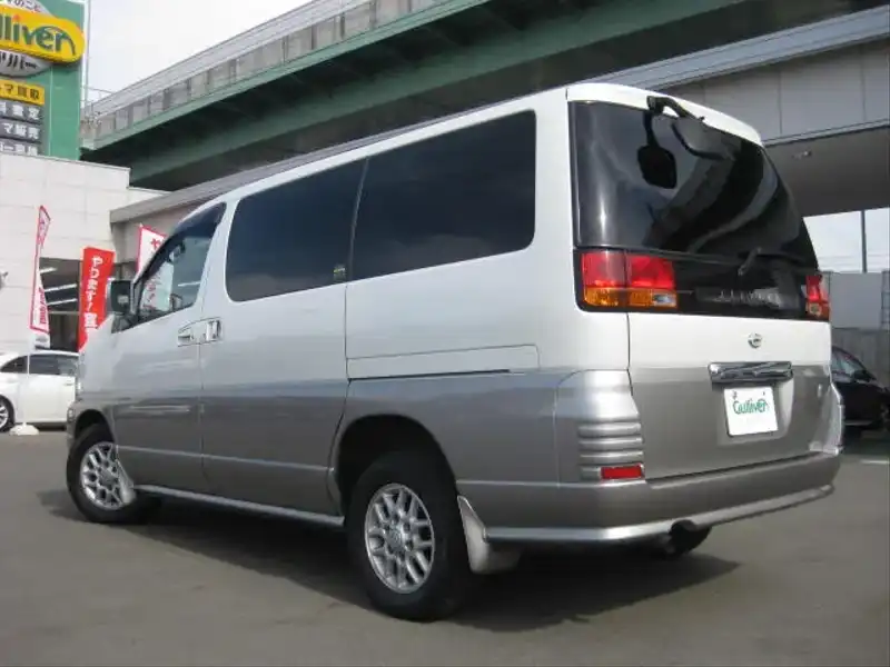 カタログ画像：エルグランド（ELGRAND） メモリアルセレクション ８人乗り 2001年8月 GH-APE50 3500cc ホワイトパール（３Ｐ）ｏｒホワイトパール（３Ｐ）／ウォームシルバー（Ｍ） 燃費7.4km / l  バック