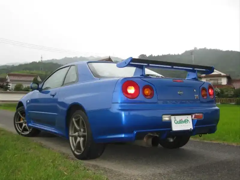 カタログ画像：スカイライン（SKYLINE） ＧＴ－Ｒ 2000年10月 GF-BNR34 2600cc ベイサイドブルー（Ｍ）（スーパーファインハードコート） 燃費8.1km / l  バック