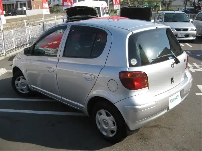 カタログ画像：ヴィッツ（VITZ） Ｆ Ｌパッケージ ナビスペシャル 2002年12月 UA-NCP15 1300cc シルバーマイカメタリック 燃費16.6km / l  バック