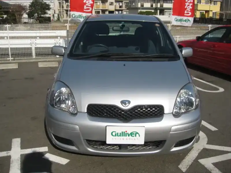 カタログ画像：ヴィッツ（VITZ） Ｆ Ｌパッケージ ナビスペシャル 2002年12月 UA-NCP15 1300cc シルバーマイカメタリック 燃費16.6km / l  フロント