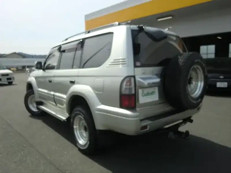 カタログ画像：ランドクルーザープラド（LAND CRUISER PRADO） ＴＸ ５人乗り仕様 パッケージⅠ 2000年7月 GF-RZJ95W 2700cc シャンパンマイカメタリック 燃費7.9km / l  バック