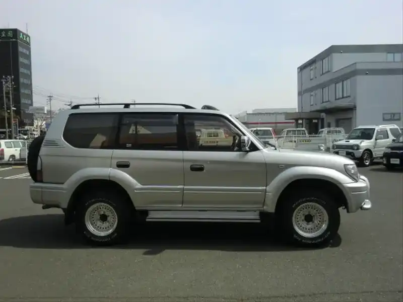 カタログ画像：ランドクルーザープラド（LAND CRUISER PRADO） ＴＸ ５人乗り仕様 パッケージⅠ 2000年7月 GF-RZJ95W 2700cc シャンパンマイカメタリック 燃費7.9km / l  外装