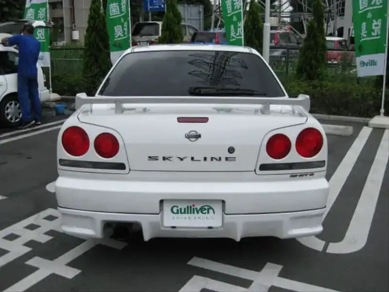 カタログ画像：スカイライン（SKYLINE） ＧＴ 1998年5月 GF-HR34 2000cc ホワイト 燃費11.4km / l  バック