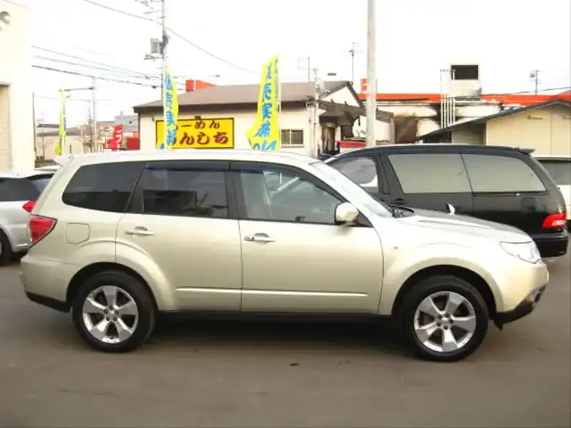 カタログ画像：フォレスター（FORESTER） ２．０ＸＳ ブラックレザーセレクション 2009年1月 DBA-SH5 2000cc サンライトゴールド・オパール 燃費13.8km / l  外装