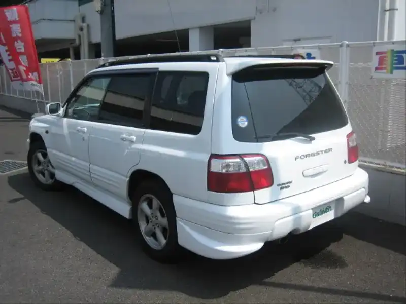 カタログ画像：フォレスター（FORESTER） Ｓ／ｔｂ 2000年12月 GF-SF5 2000cc ピュアホワイト 燃費11.6km / l  バック