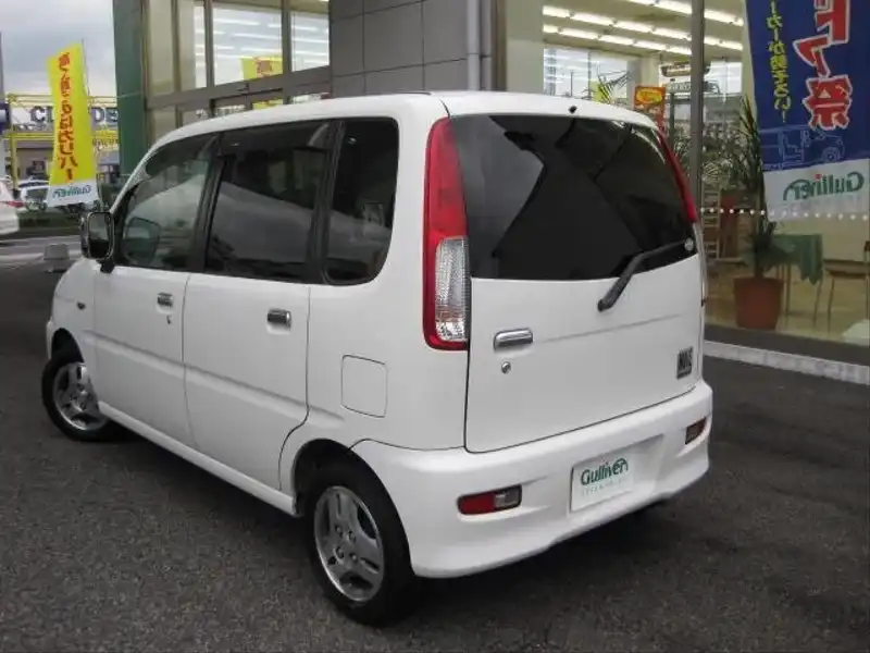 カタログ画像：ムーヴ（MOVE） ＣＧ 2001年10月 UA-L900S 660cc ホワイト 燃費22.0km / l  バック