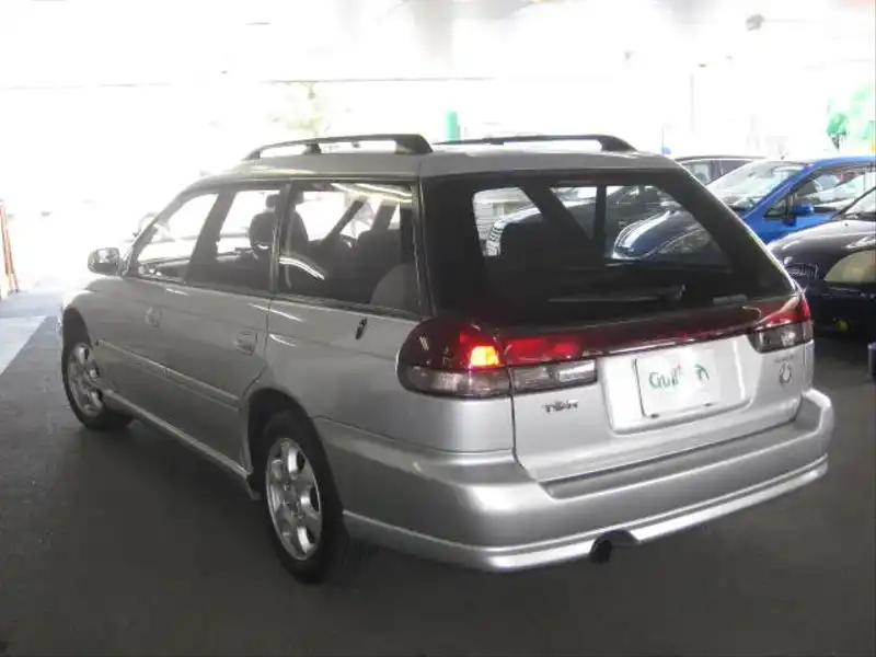 カタログ画像：レガシィツーリングワゴン（LEGACY TOURING WAGON） ＴＳタイプＲ 2000年5月 TA-BH5 2000cc アークティックシルバー・メタリック 燃費11.8km / l  バック