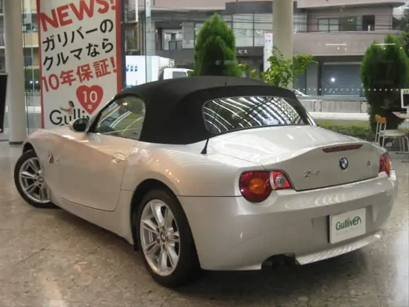 カタログ画像：Ｚ４（Z4） ２．５ｉ 2003年10月 GH-BT25 2500cc チタンシルバー（メタリックカラー） 燃費9.5km / l  バック