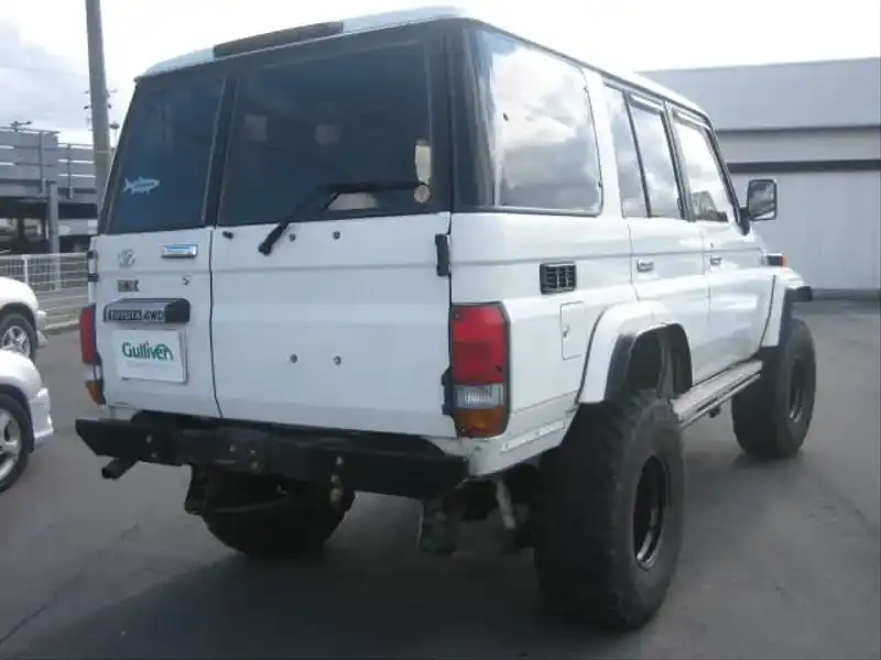 カタログ画像：ランドクルーザー７０（LAND CRUISER 70） ＺＸ ４ドア 1995年1月 KC-HZJ77HV 4200cc ホワイト バック