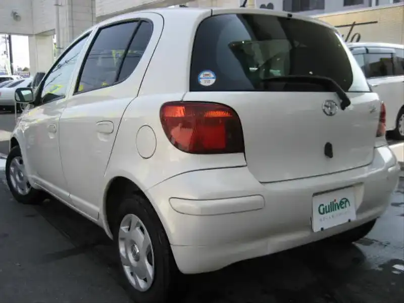 カタログ画像：ヴィッツ（VITZ） Ｆ Ｌパッケージ 2002年12月 UA-NCP15 1300cc ホワイト 燃費16.6km / l  バック