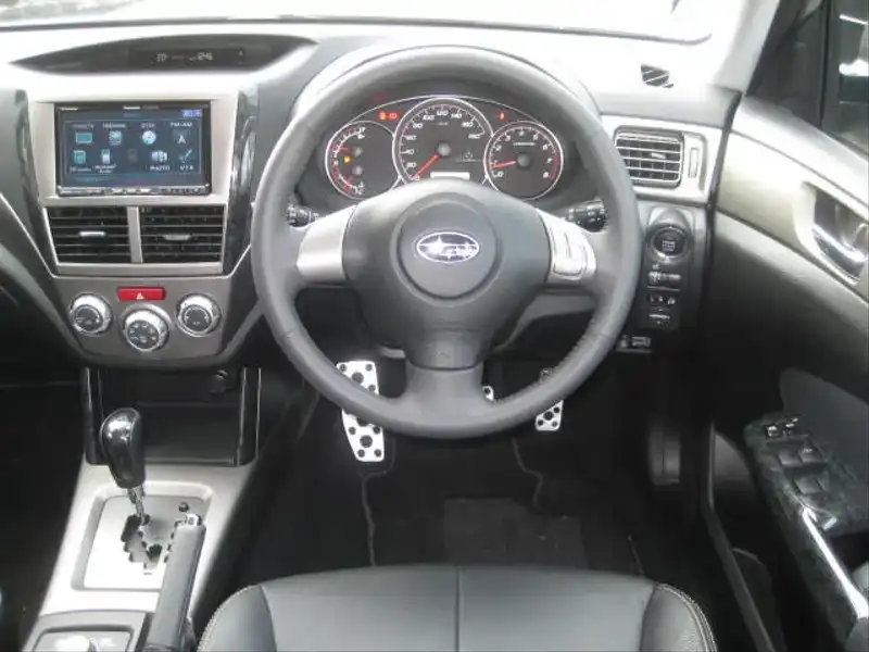 カタログ画像：フォレスター（FORESTER） ２．０ＸＴ ブラックレザーセレクション 2009年12月 DBA-SH5 2000cc サンライトゴールド・オパール 燃費12.2km / l  内装